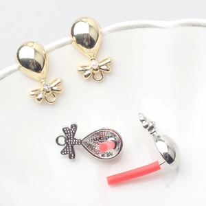 Macro-opname van strik oorbellen met parels en strass voor DIY-sieraden maken