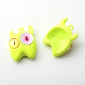 Detailansicht der Vorder- und Rückseite des grünen kleinen Monsteranhängers für Schmuck