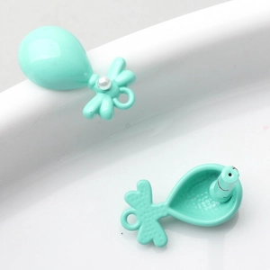 Detail van de mintgroene ballon oorbellen met kleine parels en gladde afwerking