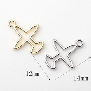 Colgante de avión hueco minimalista en oro y plata con marcas de tamaño