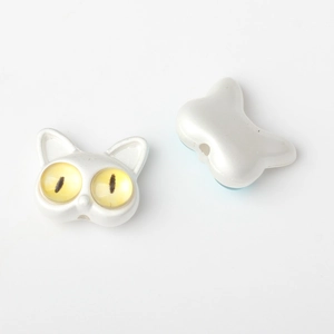 Detalle macro de cuentas de gato de dibujos animados con ojos amarillos para joyas