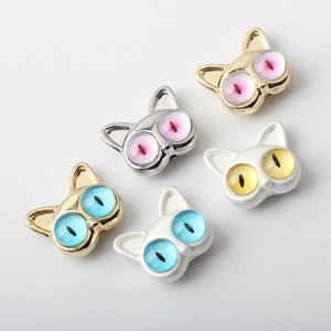 Detalle de cuentas de gato de aleación con ojos de cristal coloridos para crear joyería DIY