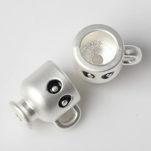 Makro-Detail von Legierungs-Weinbecher-Anhängern mit Augen-Design für DIY-Schmuck