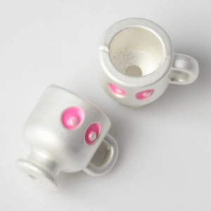 Detailansicht der perlsilbernen Kaffeetassen-Anhänger mit rosa Emaille für DIY-Schmuck
