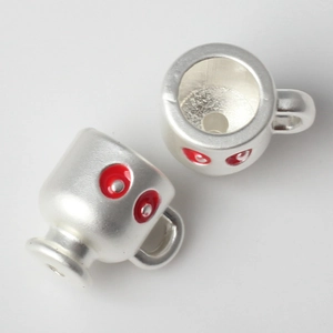 Details von matten silbernen Weinbecher-Anhängern mit roter Emaille für DIY-Schmuck