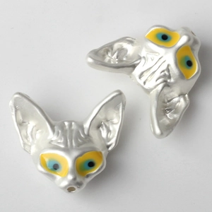Détail macro de breloques tête de renard en alliage argenté avec yeux émaillés pour bijoux