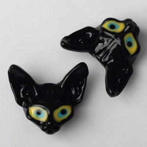 Détail de breloques chat Sphinx noires aux yeux bleus pour création de bijoux
