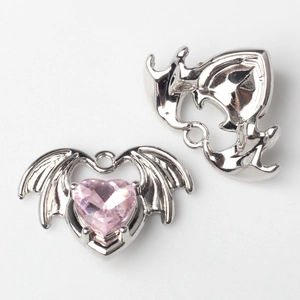 Detail von Fledermausflügel Herzanhänger mit rosa Zirkon für DIY Schmuckherstellung