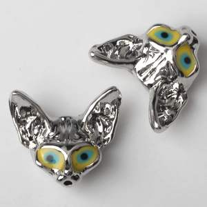 Vue détaillée des pendentifs de chat sphinx en argent avec yeux en émail jaune et bleu