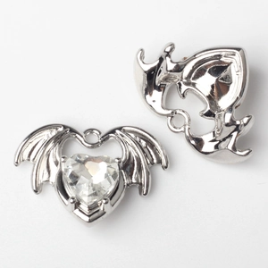 Makroaufnahme von Herz-Flügel-Anhänger aus Silberlegierung mit glitzerndem Zirkonia-Stein