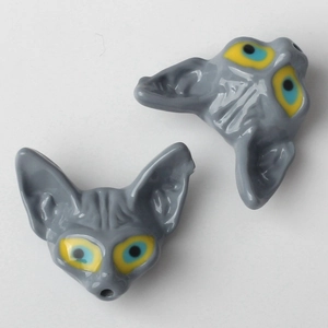 Détail macro du pendentif chat Sphinx avec émail gris foncé et yeux bleu et jaune