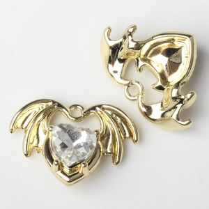 Makroansicht von herzförmigem Flügel-Anhänger mit klarem Edelstein für DIY-Schmuck