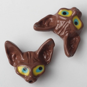 Gros plan de breloques chat Sphinx marron avec yeux jaunes pour la création de bijoux
