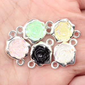 Bunte Rosen-Verbindungsanhänger aus Legierung für DIY-Schmuck in der Hand gehalten
