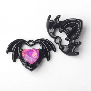 Detailansicht Gothic Fledermausflügel Herzanhänger mit lila Edelstein für Schmuck