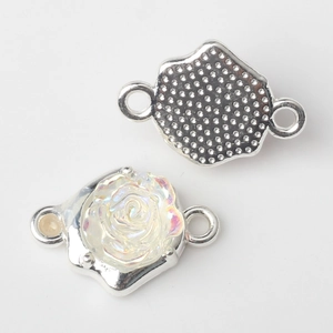 Makro-Detail von Legierungs-Rosen-Verbindern mit schillerndem Finish für DIY-Schmuck
