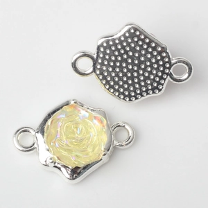 Vorder- und Rückseite schillernder gelber Rosenanhänger aus Legierung für DIY-Schmuck