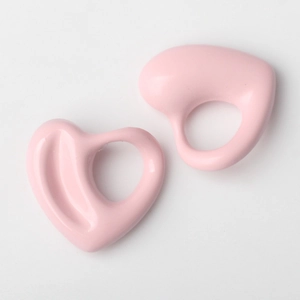 Detail von rosa hohlen Herzanhängern aus Legierung für DIY-Schmuckherstellung