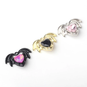 Gotische Herz-Flügel Anhänger mit rosa und schwarzen Steinen in Gold, Silber und Schwarz