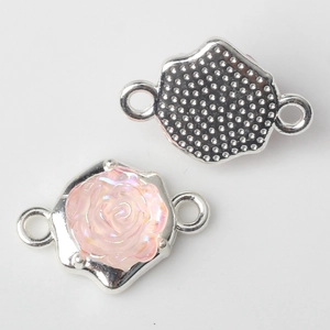 Rosa Harz-Rosenverbinder für DIY-Schmuck mit Doppelringen und strukturierter Rückseite