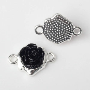 Makroaufnahme von schwarzen Rosen-Anhängern aus Legierung für DIY Armband und Halskette