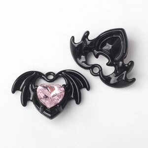 Detail von gotischem Fledermausflügel-Herzanhänger mit rosa Zirkon für DIY-Schmuck