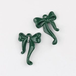 Detalle de colgantes de lazo verde oscuro con diamantes para bisutería artesanal