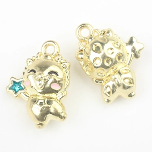 Detailaufnahme goldener Katzenanhänger aus Legierung mit Sternenstab für DIY-Schmuck