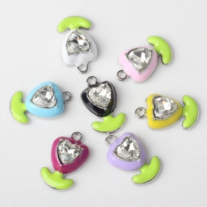 Bunte Herzanhänger mit Öltropf-Finish und Kristall-Strass für DIY-Schmuckherstellung