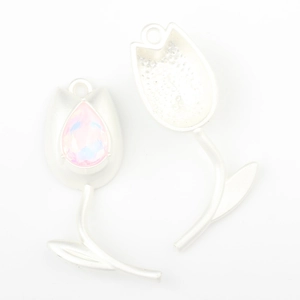 Makro-Detail des Tulpen-Anhängers mit rosa Zirkonia und DIY-Metallbasis aus Legierung