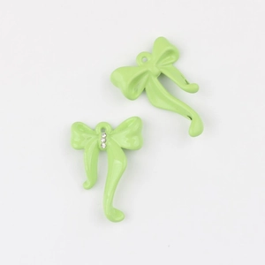 Detalle de colgantes de lazo verde claro con diamantes para creación de joyas DIY