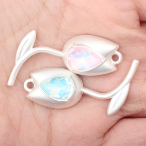 Matte silberne Tulpenanhänger mit rosa und blauen Zirkoniasteinen für DIY Schmuck