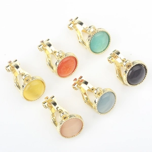 Sechser-Set bunte Katzenaugenstein-Ohrclips mit goldener Legierung und Perlenrand