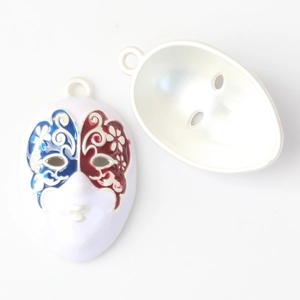 Detaillierte Nahaufnahme von bunten Masken-Anhängern für DIY-Schmuck mit Schmetterlingsdekor