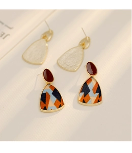 Détails de boucles d'oreilles géométriques en tissu léopard avec émail et fini doré