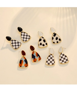 Détails de boucles d'oreilles en tissu léopard et damier avec monture en alliage doré