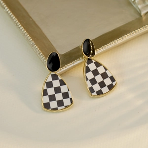 Boucles d'oreilles rétro à damier avec accents dorés et détails en émail noir
