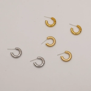Tre paia di orecchini a C in metallo oro e argento con finiture opache e lucide