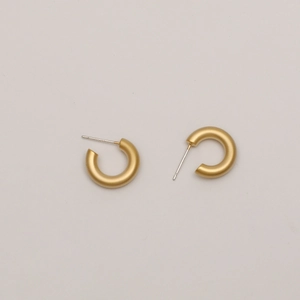 Orecchini a cerchio a C in oro opaco minimalisti con perno in argento S925 da donna
