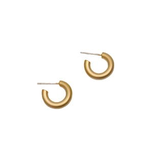 Orecchini a cerchio spessi in oro opaco minimalisti con perni in argento S925 su sfondo bianco