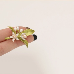 Elegante Spilla a Fiore per Donna Placcata in Oro 14K Lega di Rame Foglia Verde Smalto Perla Artificial Spilla Gioielli Matrimonio Festa