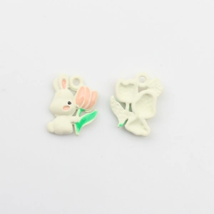 Makro-Detail eines süßen Hasen-Anhängers mit Tulpe und Rückseite für DIY-Schmuck