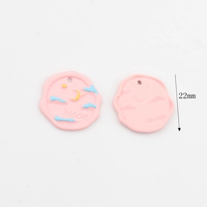 Vorder- und Rückansicht eines 22mm rosa Blumen-Mond-Anhängers für DIY-Schmuck