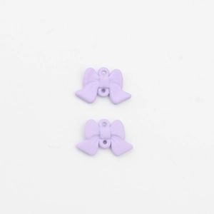 Makroaufnahme matter lila Schleifen-Anhänger mit zwei vertikalen Löchern für DIY-Schmuck