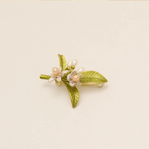 Elegante spilla a forma di fiore e foglia con perla rosa e accenti bianchi su beige