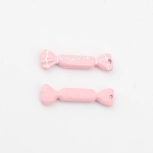 Detail eines rosa bonbonförmigen Legierungsanhängers mit Sweet-Schriftzug für DIY-Schmuck