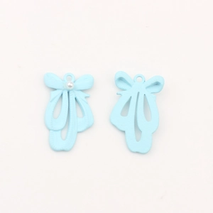 Detail von hellblauen Schleifenanhängern mit mattem Finish und Perle für DIY-Schmuck