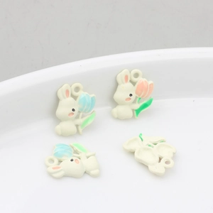 Niedliche weiße Hasen-Anhänger mit Tulpen für DIY-Schmuckherstellung und Ohrringe
