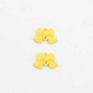 Makroansicht von zwei matten gelben Legierungs-Schleifen-Anhängern für DIY-Schmuck