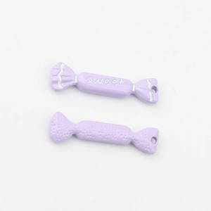 Detail von lila bonbonförmigen Legierungsanhängern mit Sweet-Schriftzug für DIY-Schmuck